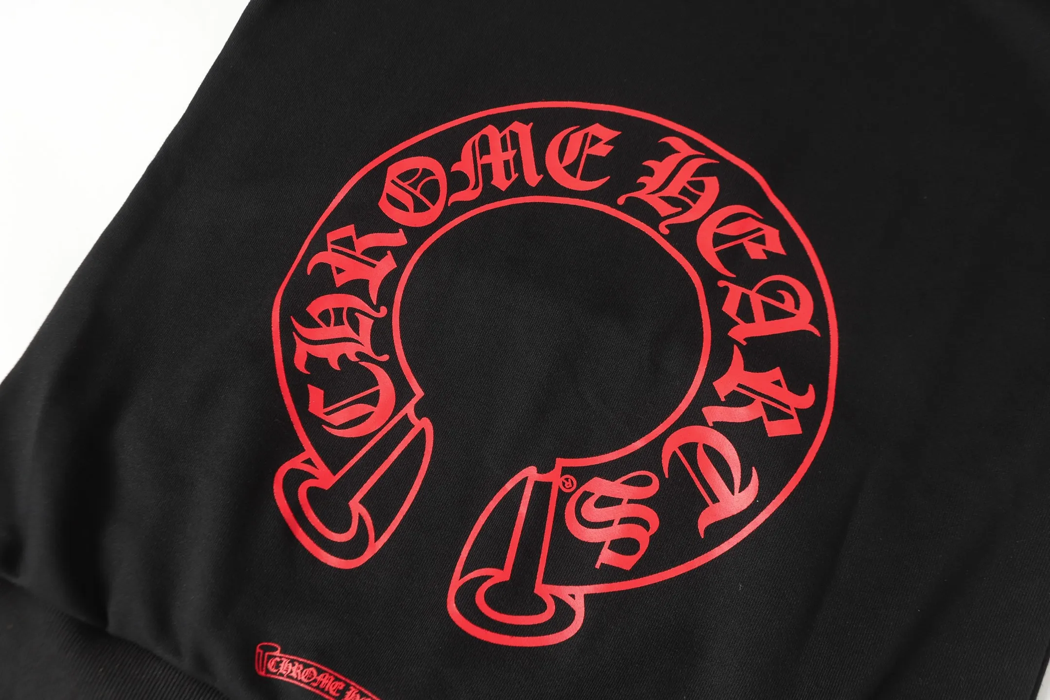P240 Cross-border model, please do not place an order if you are pursuing quality - Chrome Hearts/Chrome Hearts Horseshoe Sanskrit printed hooded sweatshirt - High weight, high density and high quality. The wool is soft, delicate and skin-friendly. Soft and silky to the touch. Excellent warmth and skin-friendly properties. - Custom-woven and custom-dyed. No color difference. No matter the fabric or workmanship details, it is better than the ordinary version on the market. - Hardware and zipper accessories are all customized. Full of details - Color: black - Size: S M L XL